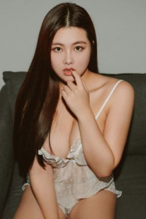 24岁性感的尹律